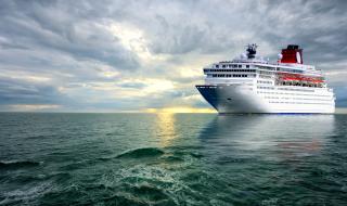 Круизен кораб попадна в мощна буря насред океана (ВИДЕО)