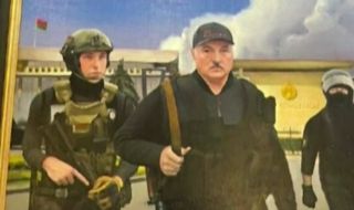 Подариха на Лукашенко картина, на която е нарисуван с автомат