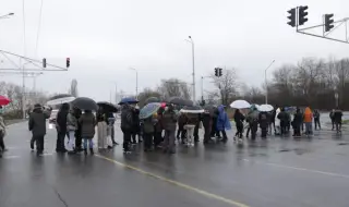 Протест в Бургас заради разбит път: Жители блокираха входа на „Меден рудник“