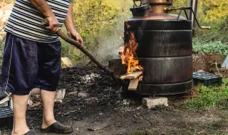 Гръмнал казан за домашна водка остави семейство без балкон и прати баща и син в болница