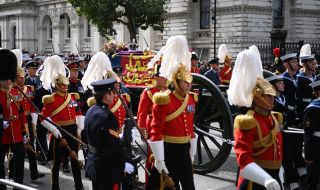 Лондончани гледат на големи екрани погребението на кралицата 