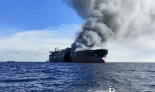Два петролни танкера горят близо до Сингапур