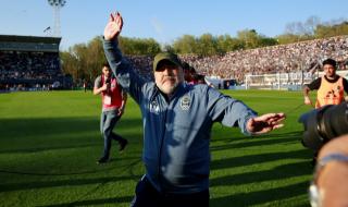 Марадона пак шокира! Разтанцува се гол (ВИДЕО 18+)