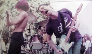 Почина китарист на Red Hot Chili Peppers