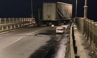 АПИ за затварянето на Дунав мост: Турски камион аварира, движил се е с превишена скорост