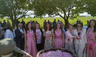 Киселова се включи в ритуала „розобер“ в родния си Казанлък