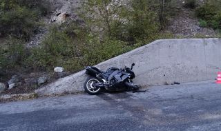 Мотоциклетист загина при удар с камион