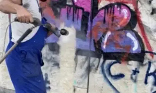 Кметът Васил Терзиев започна с почистването на графитите от НДК