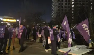 Вой срещу Луната: Кой печели от протести в безвластие