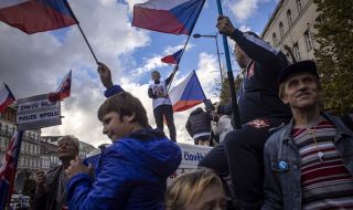 Хиляди в Прага поискаха оставката на правителството