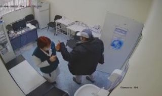 Издирват мъж, нахлул в имунизационен кабинет с юмруци