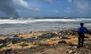 Потъващ кораб край Шри Ланка може да причини екологично бедствие