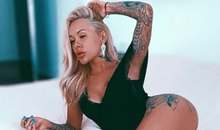 Футболна съпруга и сексбомба показа задните си части и татуировките върху тях