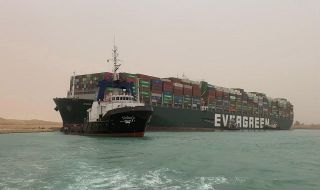 Вход свободен! Чакащи кораби започнаха да преминават през Суецкия канал