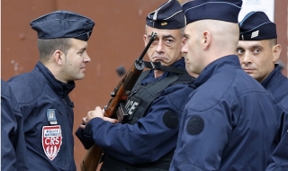 Властите в Париж издирват предполагаем атентатор