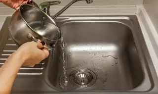 Какво става, след като излеем вряла вода в мивката?