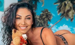 Биляна Йотовска нагорещява страстите по червено бельо (СНИМКА)