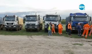 Тежка техника влиза в наводнените села в Карловско