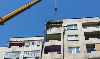 Двутонен панел се откъсна от блок и разруши балкон