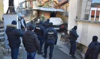 Трима задържани при полицейска акция в Сливен - 1