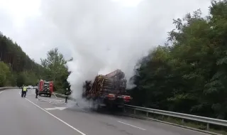 Камион с дървесина пламна на прохода Предела
