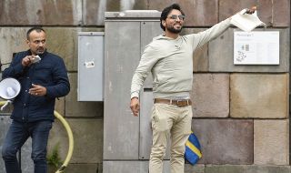 Гигантска провокация! Двама мъже изгориха Корана пред парламента в Стокхолм