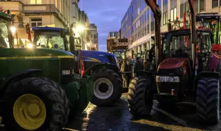 Разгневени фермери изразяват своите искания в Брюксел чрез хвърляне на яйца и поставяне на барикади