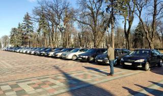Украински депутати дадоха служебните си коли на лекарите