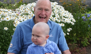 Буш-старши с обръсната глава в подкрепа на болно дете