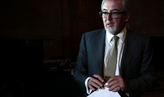 Местан: Да на пианото, не на павето