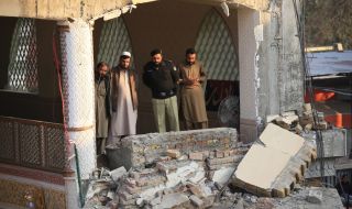 Над 90 загинали при атентата срещу джамия в Пакистан 