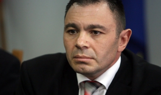 Водата и цветята за полицаите бяха заменени с камъни