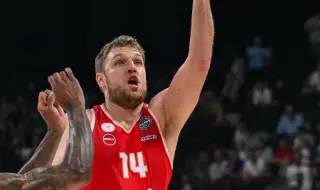 Александър Везенков изведе Олимпиакос до финала за Суперкупата на Гърция след категорична победа