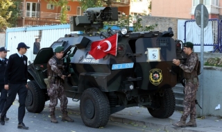 Кървав взрив срещу полицейски щурм в Турция