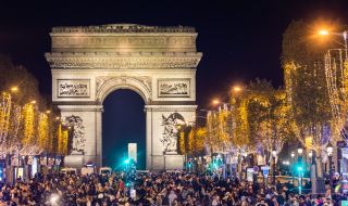 Запалиха коледните светлини на Шанз Елизе (ВИДЕО)