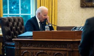 Зеленски покани Байдън да посети спешно Киев