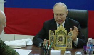 Путин се страхува дори да излезе от хеликоптера, докато не спрат да се въртят перките