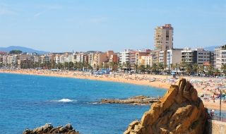 Изоставените от туроператор в Испания деца са настанени в хотел