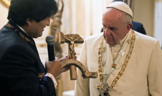 Подариха разпятие от сърп и чук на папата