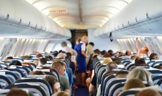 Разпалена двойка се награби безсрамно пред пълен с пътници самолет (СНИМКА)