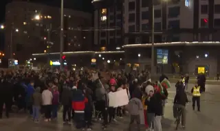 Жители на столичния "Люлин" излязоха на протест заради кризата с боклука | ФАКТИ.БГ Жители на столичния "Люлин" излязоха на протест заради кризата с боклука