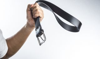 Гневен мъж налага с колан купонясващи девойки (ВИДЕО)