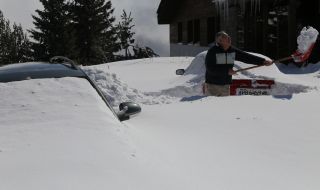Снеговалежите продължават, условия за виелици и навявания в планинските проходи