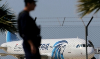 Египетският самолет се е разпаднал във въздуха след пожар
