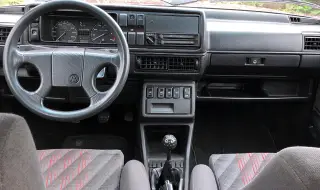 Знаете ли, че "топката за голф" на скоростния лост на Volkswagen Golf Mk2 е нещо повече от декорация?
