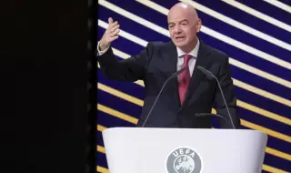 Президентът на ФИФА също почете Боби Михайлов