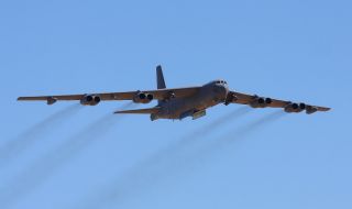 В знак на подкрепа стратегически B-52 на САЩ прелетяха над Балканите