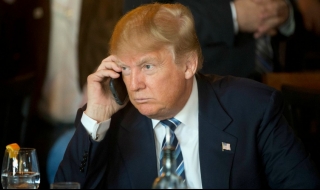 Уволниха служител в Белия дом заради телефона на Тръмп