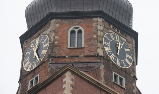 Часовникова стрелка от църковна кула падна в Хамбург