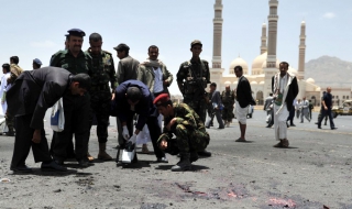 Терорист уби десетки на военен парад в Йемен (обновена)